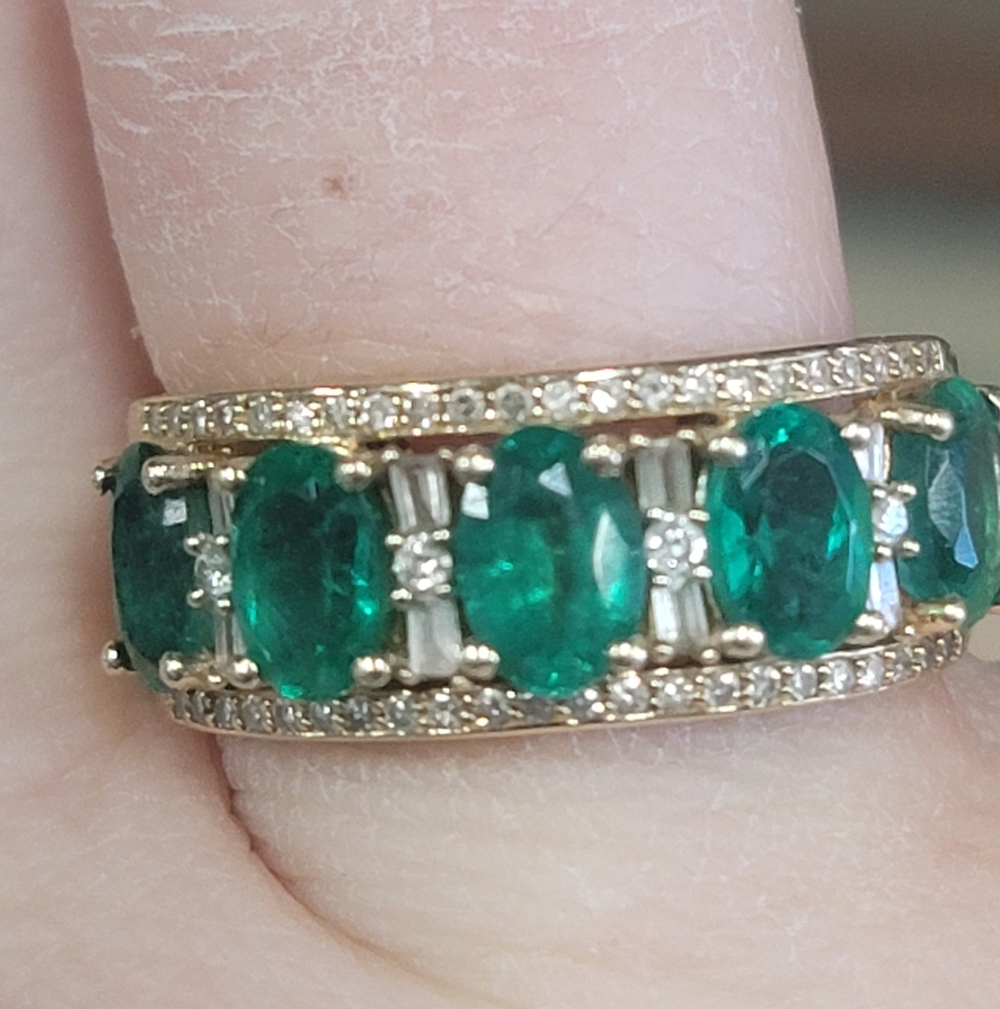 Elegant 14k Gold and Emerald  Ring